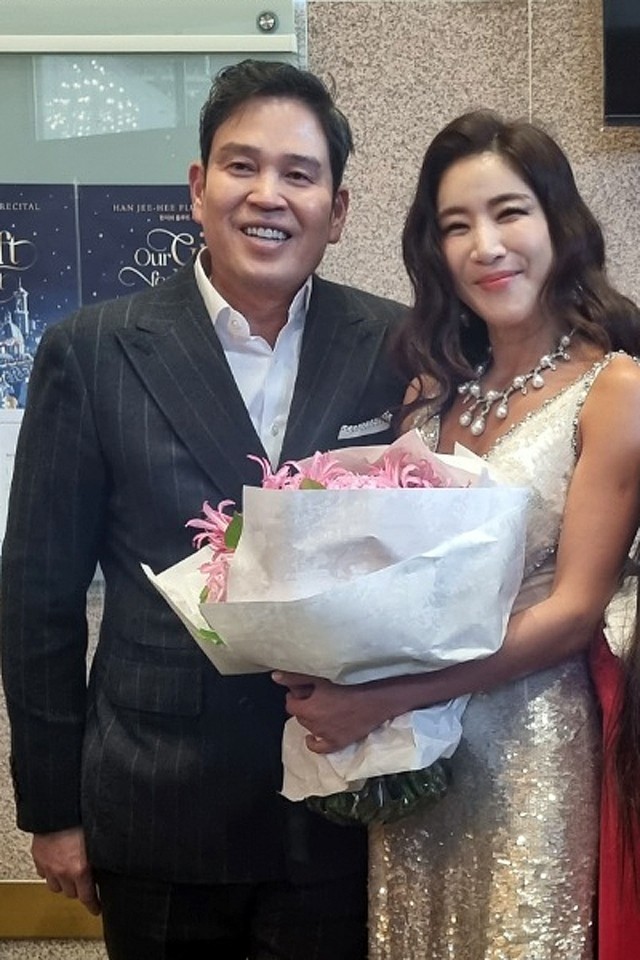<b>정용진</b>의 ‘함박웃음’…아내 한지희 독주회 참석, 장남과 ‘특급외조’