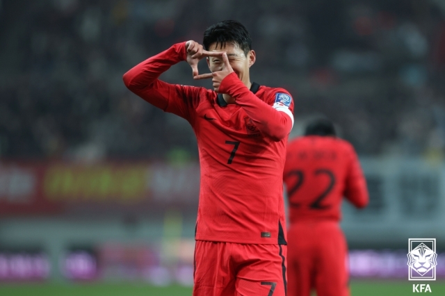 ‘<b>손흥민</b> 싱가포르전 <b>감아차기</b>’ 축구팬이 뽑은 올해의 골