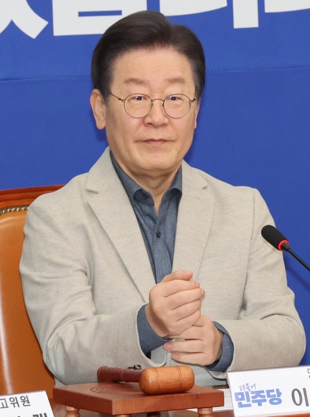 <b>이재명</b> “돈봉투 받은 <b>정우택</b>…이것도 몰카라고 주장할거냐”