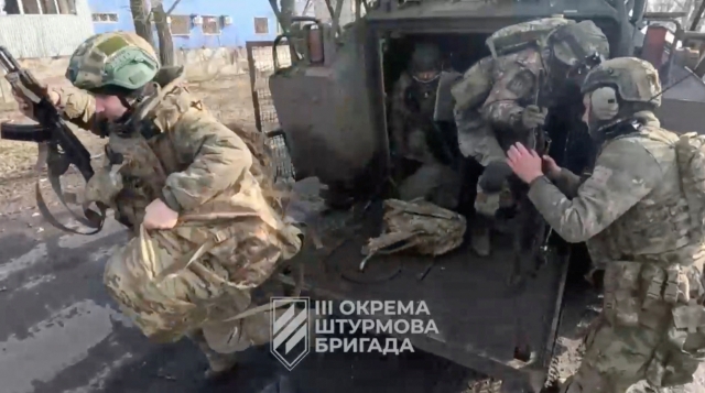 격전지 ‘아우디이우카’에 러시아 국기 걸렸다…우크라, 최대 위기 맞아