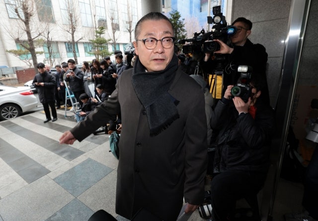 의협 비대위원장 <b>경찰 출석</b>…“<b>전공의</b> 사직, 선동·사주 아냐”