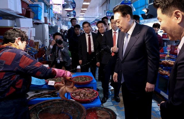 尹, <b>삼천포 용궁수산시장</b> 방문…민심 청취