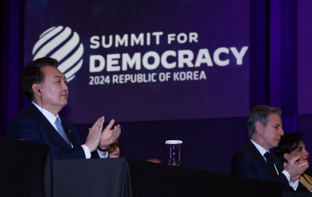 尹 “<b>가짜뉴스</b>, <b>민주주의</b> 위협…청년, 국정 동반자 삼아야”