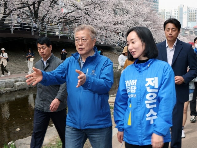 ‘파란 점퍼’ 입은 文…<b>임종석</b> “<b>책임감</b> 때문일 것”