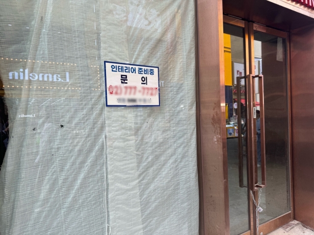 30일 찾은 서울시 중구 명동거리. ‘임대문의’를 붙여놨던 유리벽에 ‘인테리어 준비중’이라는 문구를 써놨다. 서영상 기자