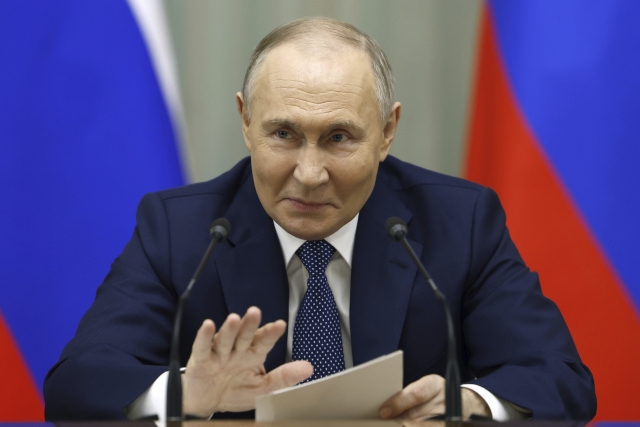 지난 6일(현지시간) 러시아 모스크바에서 열린 각료 회의에서 블라디미르 푸틴 러시아 대통령이 손짓을 하고 있다. [AP]