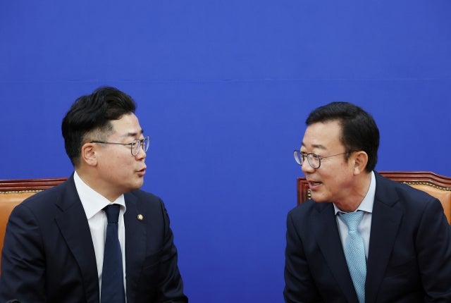 <b>정무수석</b> 만난 <b>박찬대</b> “尹, 채상병 특검법 거부하면 정국 파란 상당할 것”