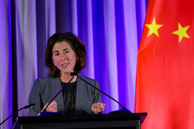 지나 러몬도 미국 상무장관이 지난해 미국 캘리포니아주 샌프란시스코에서 열린 아시아태평양경제협력체(APEC) 정상회의와 별도로 미·중관계전국위원회와 미·중기업협의회가 개최한 ‘중국 고위지도자 행사’에서 연설하고 있다.