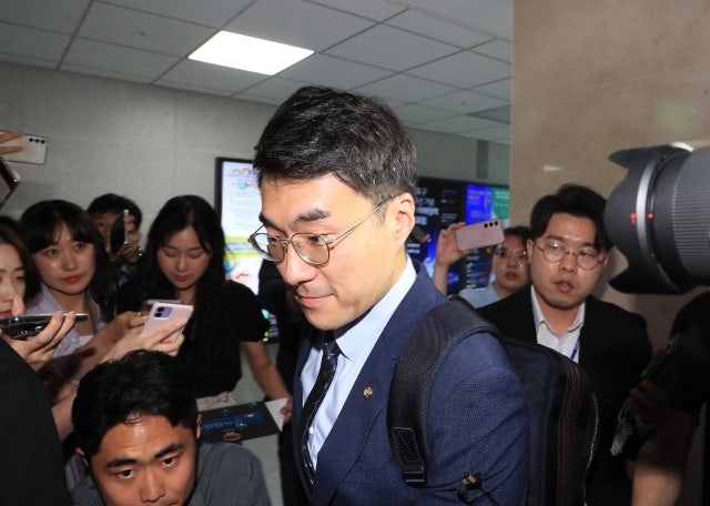‘<b>코인</b> 논란’ <b>김남국</b>, <b>민주당</b> 복당 확정