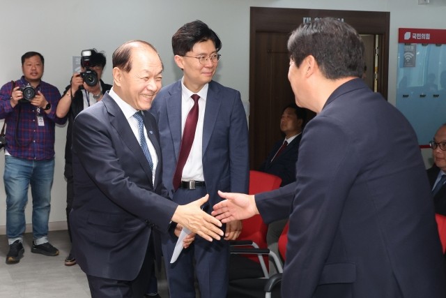 <b>황우여</b>, 與 <b>총선백서</b> 특위에 “한동훈 사퇴한 것으로 정치적 책임 봉합하자”