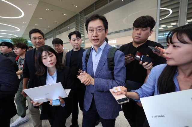 <b>귀국</b> <b>김경수</b> “현실정치 언급 부적절…더 듣고 배울 것”