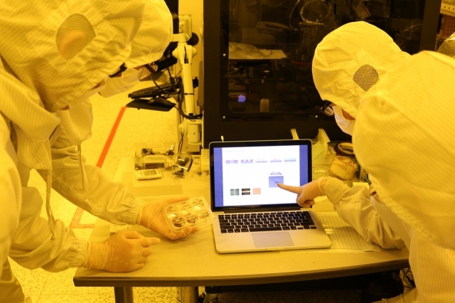 Researchers at the Korea Chemical Research Institute are conducting research on chemical materials and components. [HeraldDB]