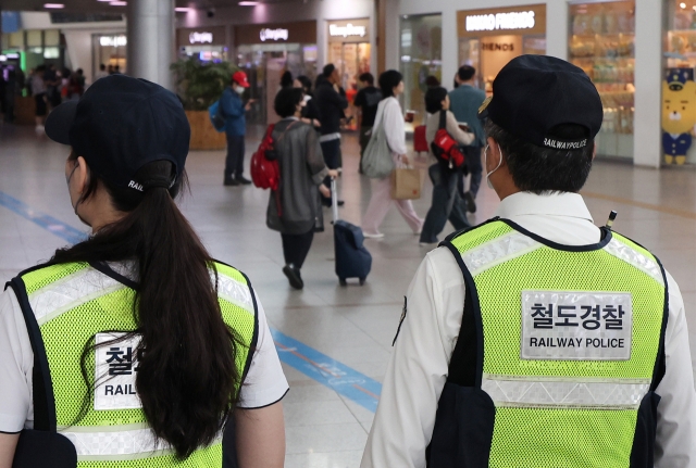 24일 오전 서울역에서 철도경찰이 순찰을 하고 있다. 경찰은 전날 온라인 커뮤니티에 '서울역에서 24일 칼부림을 할 것이고 50명을 죽이겠다'는 내용의 글을 올린 30대 남성을 체포했다. [연합]