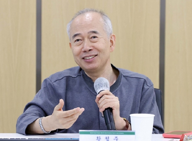 Hwang Cheong-ju, chairman of Jusung Engineering, holds a press conference at the R&D center in Yongin, Gyeonggi Province on the 4th, explaining the vision following the human and physical division. [Provided by Jusung Engineering]