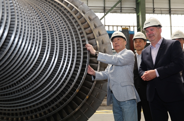 Doosan Group董事長Park Jung -Won上個月訪問了捷克共和國的Doosan Skoda Power，並正在查看蒸汽輪機生產地點，這是核電站的核心時期[Doosan提供]