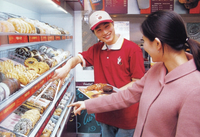 던킨도너츠의 당시 현지화 전략이었던 셀프 진열대. [던킨 제공]