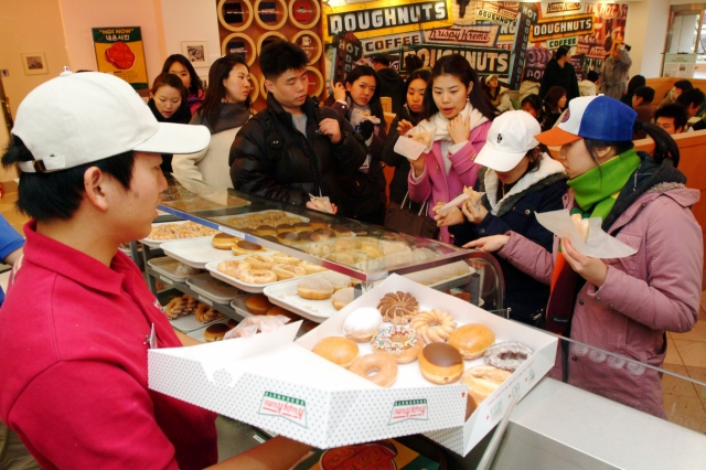 2005년 크리스피크림도넛 신촌점에서 시민들이 도넛을 시식하고 있다. [롯데 제공]