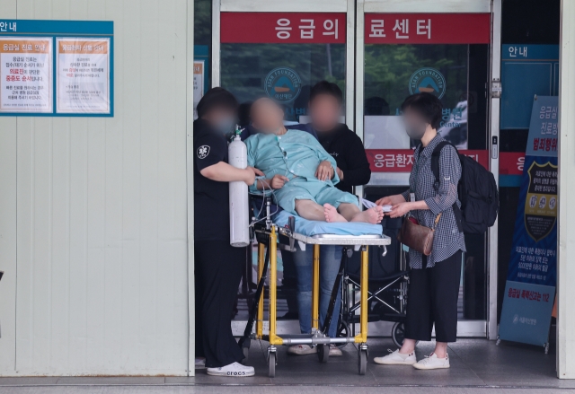 서울의대 교수와 대한의사협회(의협)의 집단휴진 계획 발표에 이어 전국의과대학교수협의회(전의교협)가 12일 ‘전체 휴진’ 여부를 결정하는 등 의정갈등이 격화하고 있는 가운데, 11일 오전 서울 시내 한 대형병원에서 한