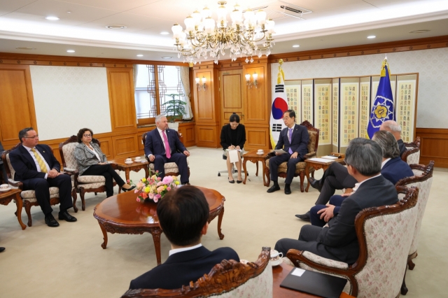 Han Deok-soo, Prime Minister, is meeting with attendees of the Korea-China-Latin America Future Cooperation Forum, which includes Gonzales Hallachea, Minister of Foreign Affairs of Peru, Eduardo Reina, Minister of Foreign Affairs of Honduras, and Carlos Pereira, Director General of the Ministry of Foreign Affairs of Cuba, at the Seoul Government Complex in Jongno-gu on the 10th.