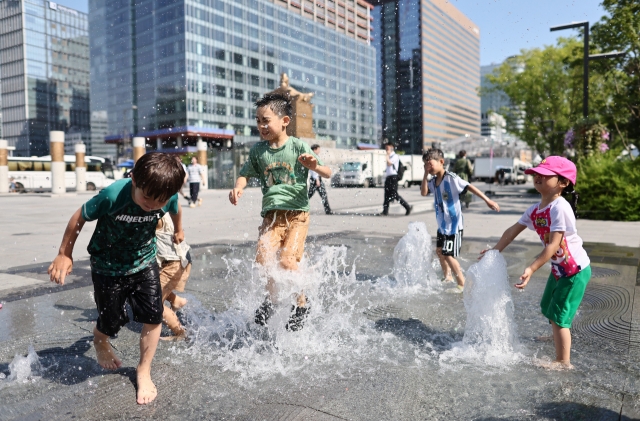 首爾衛生與環境研究所表示，由於今年夏天的氣候變化，高濃度臭氧的發生正在增加。炎熱天氣的下午，孩子們在首爾的Gwanghwamun廣場上打水。