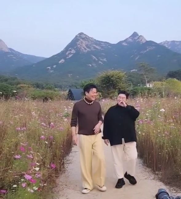 지난해 10월 18일 방시혁(오른쪽) 하이브 의장 소셜미디어(SNS) 인스타그램에 게시된 동영상. 방 의장이 가수 박진영 씨와 웃으며 걷고 있는 모습. [방시혁 인스타그램 캡처]