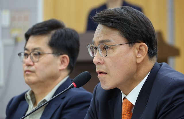 <b>윤상현</b> “<b>한동훈</b>, <b>대선</b> 안 나가고 당대표 임기 채울 거냐”