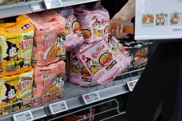 公民在首爾的一個大市場上購買Bulgogi炸麵。與文章無關[聯邦]