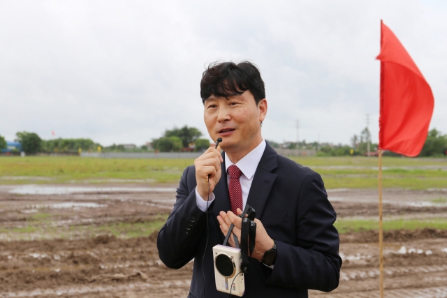 Jung Sung-hoon, head of Hite Jinro's Vietnamese subsidiary, explaining future plans at the overseas factory site of Hite Jinro in Green i-Park Industrial Zone, Thai Binh Province, Vietnam. [Provided by Hite Jinro]