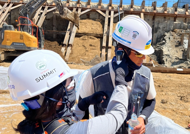 在建築工地檢查工人的身體熱量[湖畔建築]