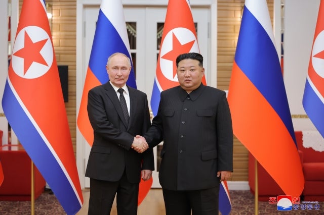 러 <b>우크라 점령지</b>에 북한 군대 <b>파병</b> 가능성…국정원, 동향 면밀 주시