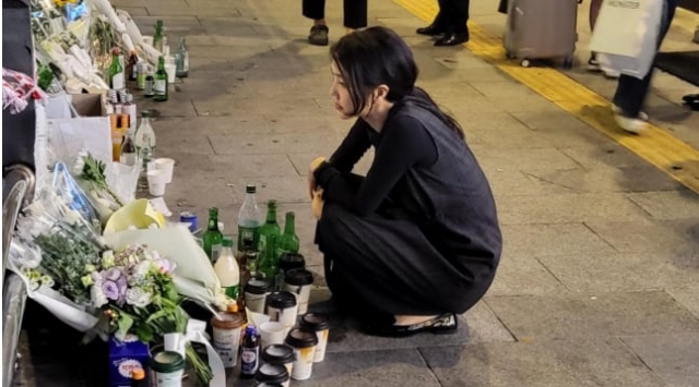 지난 3일 밤 김건희 여사가 서울 시청역 역주행 사고 현장을 찾은 모습이 시민에 의해 찍혔다. [사진= 인터넷 커뮤니티]