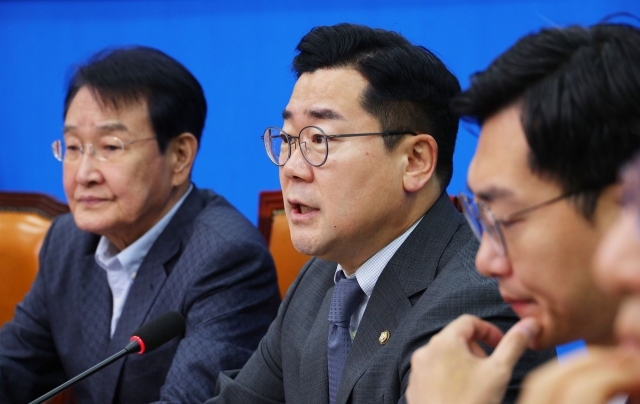Park Chan-dae (second from the left), the acting co-chairman and floor leader of the Democratic Party of Korea, is speaking at the central committee meeting held at the National Assembly on the morning of the 8th. [Yonhap]