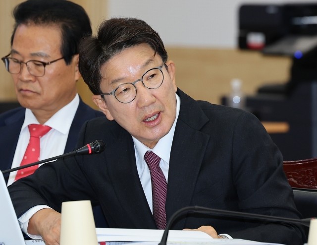 <b>권성동</b> “<b>한동훈</b>, <b>문자</b> 논란 사과 필요…큰 정치인으로 성장할지 달렸다”