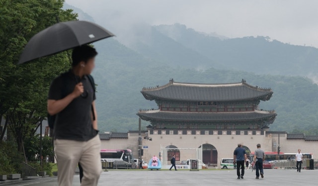 <b>전국</b> 대체로 흐리고 <b>곳곳</b>서 <b>소나기</b>