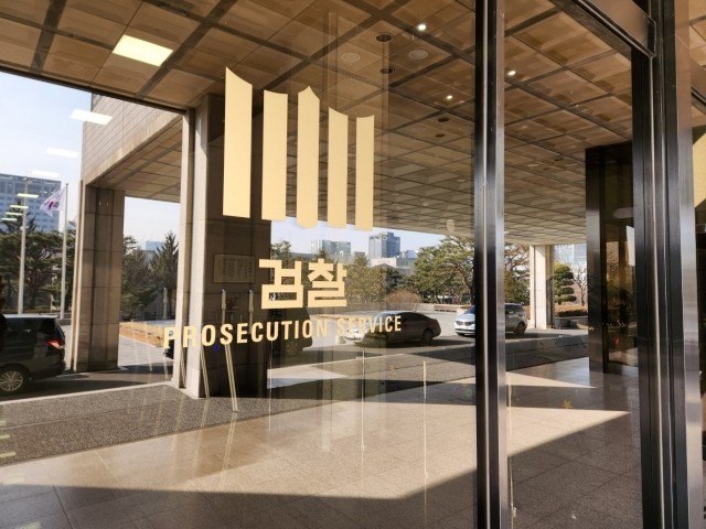 검찰, ‘<b>김만배와</b> 돈거래’ 전직 <b>언론인</b>에 <b>구속영장</b>