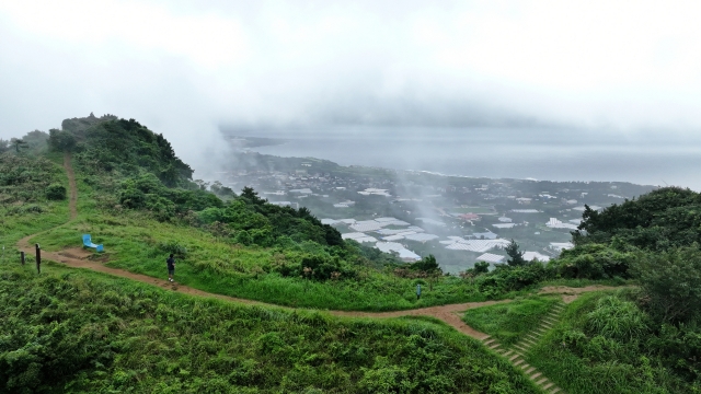 A visitor strolling on Mount Gusanoreum in Anheung-myeon, Seogwipo-si, Jeju, on the cloudy day of the 18th. [Yonhap]