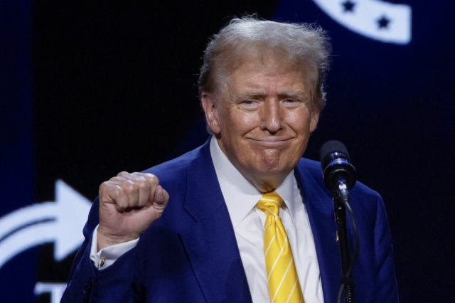 Former U.S. President Donald Trump, the Republican presidential candidate, clenches his fist as he attends an event hosted by the conservative youth group 'Turning Point USA' at a church in Phoenix, Arizona on the 6th (local time). [Yonhap]
