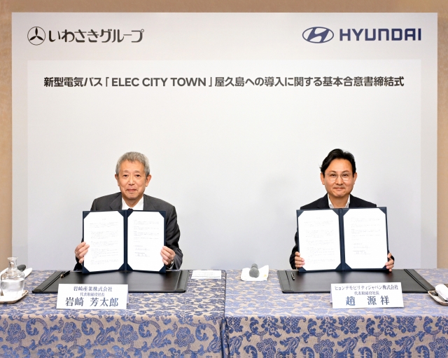 Executive Director Cho Wonsang of Hyundai Motor Japan Corporation (HMJ) (right) and CEO Yoshiharu Iwasaki of Iwasaki Group are taking a commemorative photo at the signing ceremony for the Letter of Intent. [Provided by Hyundai Motor]