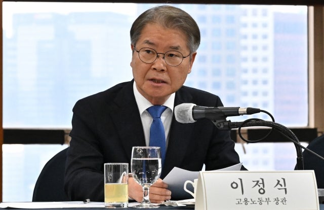 이정식 <b>고용장관</b> "<b>중장년</b> 직업훈련 투자 확대...기계·전기·산업설비 훈련생...