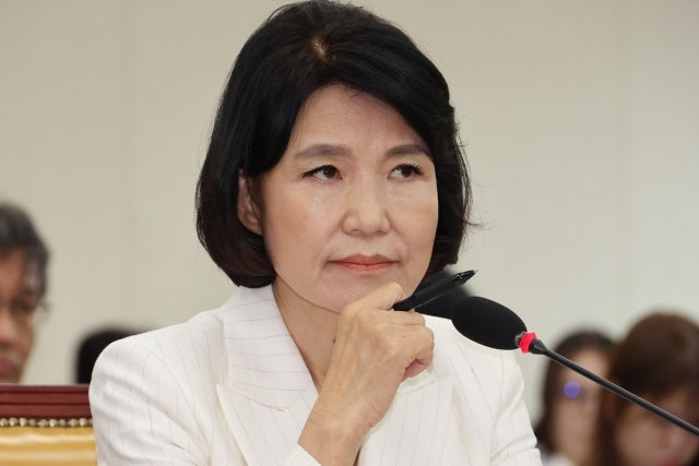 <b>이진숙 청문회 첫날</b> 격돌…與 “공영방송 적임자” 野 “사퇴해야”