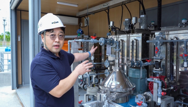 Dr. Bang Jun-hwan is explaining the process of creating magnesium extracted through equipment demonstration. [Provided by Korea Institute of Geoscience and Mineral Resources]