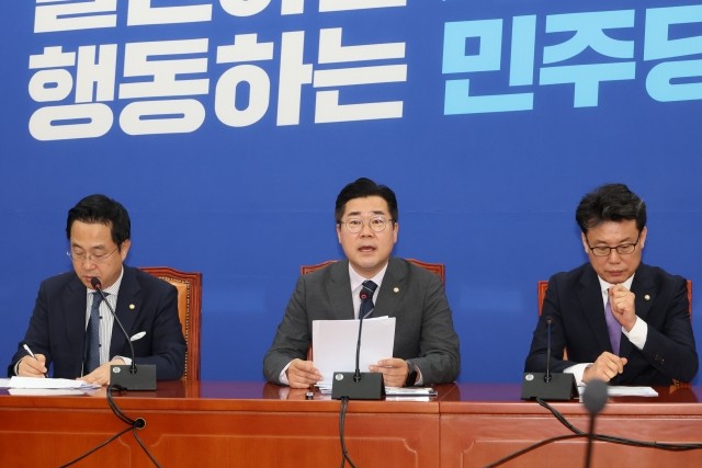 <b>박찬대</b> “<b>한동훈</b>, 채<b>해병</b>특검법 발의 안 하면 더 센 민주당법 동의로 알 것”