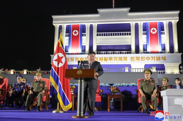 North Korean leader Kim Jong-un attended a ceremony commemorating the transfer of a new ballistic missile system with his daughter Ju-ae the day before, delivering a speech, North Korea's state media reported on the 5th. The media also reported that Kim transferred 250 new ballistic missile launchers to the border's 1st division.