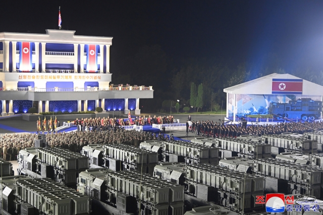 North Korean leader Kim Jong-un attended a ceremony commemorating the transfer of a new ballistic missile system the day before, delivering a speech, North Korea's state media reported on the 5th. The media also reported that Kim transferred 250 new ballistic missile launchers to the border's 1st division.
