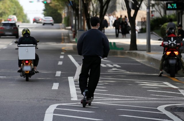 ‘<b>무면허</b>’ <b>전동킥보드</b> 사고…대부분 10대가 일으켜