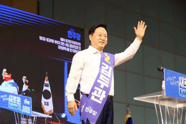 Kim Du-kwan, a candidate for the leader of the Democratic Party, greets party members at a joint election forum of the candidates for party leader and chief executive held at Spo-Rexpo Hall in Baejae-dae, Seo-gu, Daejeon on the afternoon of the 11th. [Yonhap]