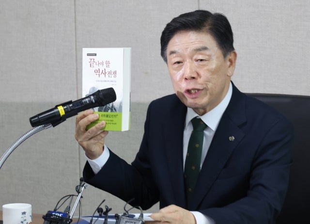 [속보] <b>김형석 독립기념관장 사퇴 거부</b>…“독립정신 선양 매진할 것”