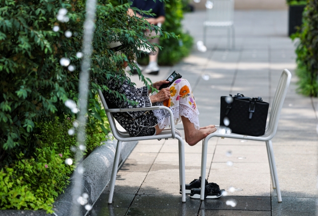 A citizen resting in the shade at Gwanghwamun Square, Jongno-gu, Seoul on the afternoon of the 11th when the Seoul daytime temperature reached 30 degrees. Yonhap News