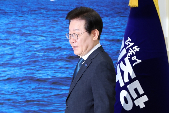 Lee Jae-myung, the representative of the Democratic Party who was confirmed with COVID-19, is attending a supreme council meeting at the National Assembly in Yeouido, Seoul on the morning of the 28th. [Yonhap]