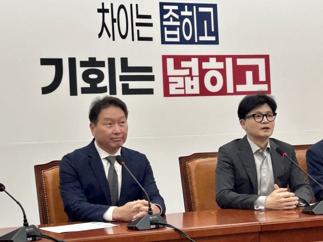4당 <b>대표</b> 만난 <b>최태원 회장</b> “첨단산업 국가대항전서 국회가 힘 보태면...